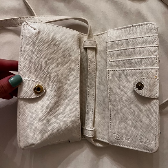 NWT DISNEY DANIELLE NICOLE SNOW WHITE PHONE CROSSBODY WALLET PURSE WHITE BLACK - Picture 4 of 4